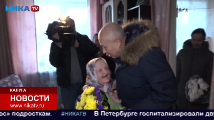 Бабушка из Думиничей после коврика для президента связала ещё один подарок. Рассказываем, кому